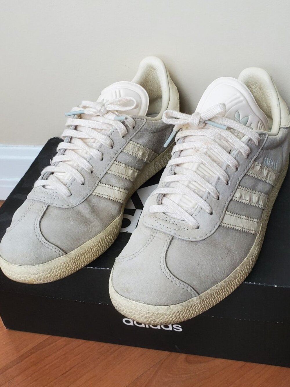 Adidas Gazelle Women's Suede Sneaker Size 7.5-8 Light Gray